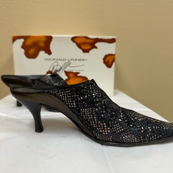 Donald J. Pliner slip on mule, kitten heel. - Picture 5 of 9